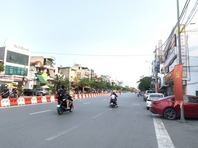 Cho thuê cả nhà  MT: 4,5m DT: 40m2 phố Hồ Sen vỉa hè rộng, nhận diện tốt. 0