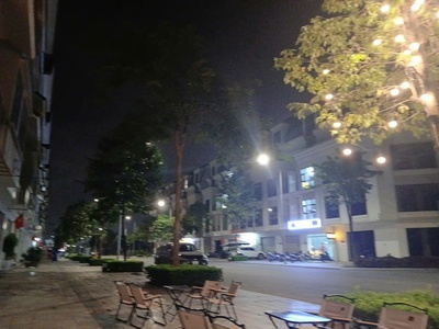 Siêu phẩm lâi xá nhà 5 tàng. sát khu đô. thị hindo roya pảk . chỉ 1p ra tới đô thị. 30m ra đến chỗ 0