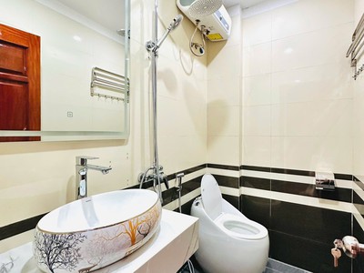 11,5 tỷ: nhà 7 tầng, 49m, mt 4m  ngõ thông ra phố kim giang, kđt mới đại kim  10 phòng cho thuê 3