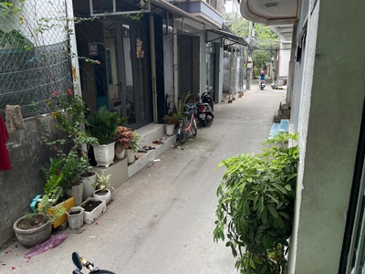 Nhà 1 trệt , 1 lầu góc 2 mặt tiền gân chợ , trường , bệnh viện . cách biển 1km . diện tích 28 m2 3