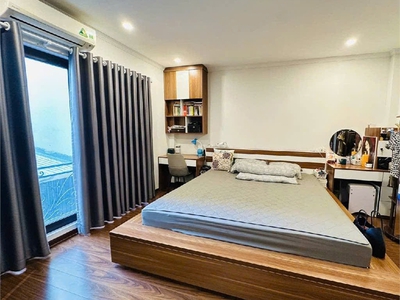 Yêu từ cái nhìn đầu tiên   42m    6 tầng   nhỉnh 8 tỷ   thạch bàn long biên ,ô tô đỗ cửa 2