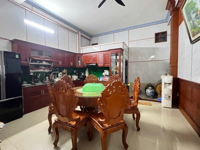 Bán nhà 3 tầng trung tâm dĩ an,đường nhựa 12m thông thoáng,shr hoàn công 1