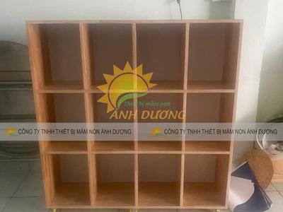 Tủ cặp mầm non gỗ cao su, tủ đựng balo mầm non MDF 3