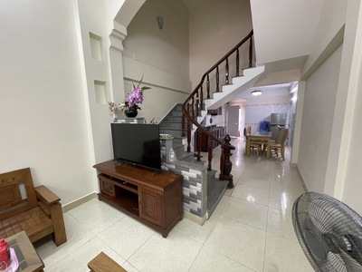 Cho thuê nhà 5 p.ngủ phố Văn Cao, DT:  70m2 x 4 tầng. 4