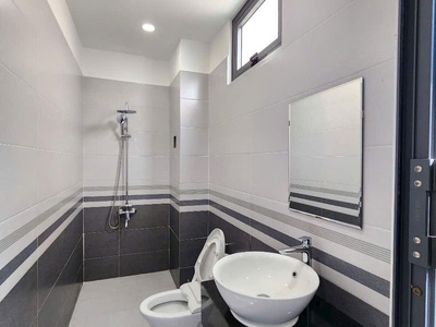 Chính chủ bán gấp nhà mới 2 mặt tiền 3 tầng, 78,9m2  dtsd: 205m2  full nội thất kdc hoàng nam 5, 3