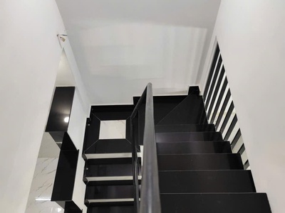 Nhà mới rất đẹp 1 lầu đường nhựa 5m ô tô đỗ trong nhà hiệp thành 13 q12 5