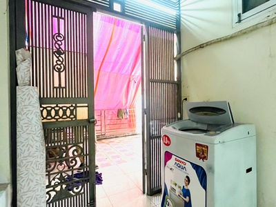 Cho thuê nhà nguyên căn ngõ 178 giải phóng, 50m2 x 2 tầng, 3 ngủ, 2 wc,  8tr5/tháng 3
