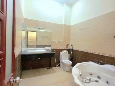 Bán nhà đẹp trung tâm dĩ an,ngang 8m,đường 10m thông thoáng,gần vincom 4