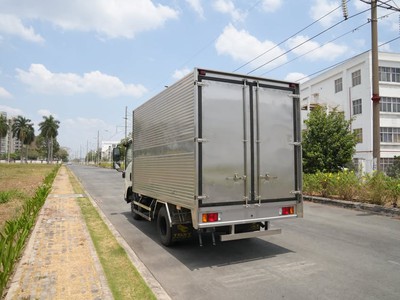 Isuzu QKR230 1T9 Thùng Kín 1