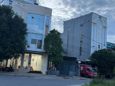- ngũ hành sơn, nhà 2 tầng, hoàng công chất, đi bộ vài phút ra công viên hòn ngọc viễn đông và bãi 2