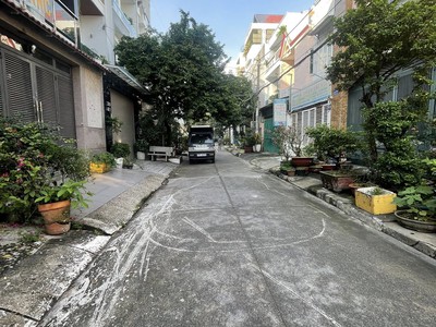 Nhà cấp 4 hẻm 6m thông thoáng ra nguyễn văn lượng sát bên công viên 1