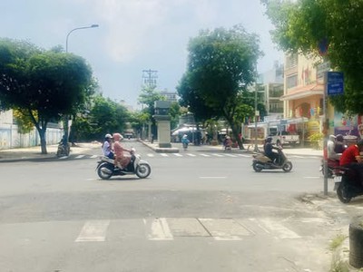 Bán nhà mặt tiền chợ p18   ngã 3 nguyễn sơn    2 tầng   85m2 giá chỉ 5.x tỷ 4