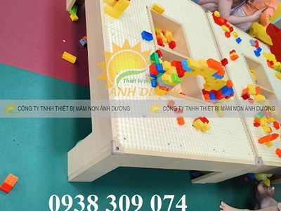 Bàn lego trẻ em, bàn chơi cát trẻ em, tường lego trẻ em 3