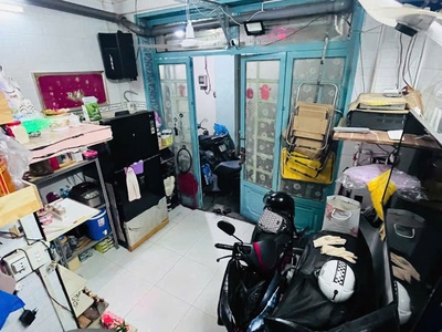 Chính chủ cần bán nhà nhỏ đúc btct kiên cố 3 tầng , dtss 72m2 , sổ hồng đầy đủ , nhỉnh 1 tỷ . 0