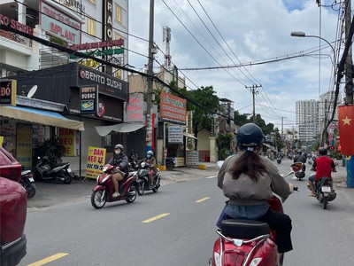 Bán nhà phố đường oto 210m2 , 3 tầng ngay nội khu q2 2
