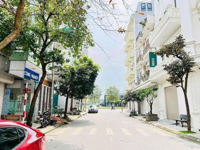 Bán lô đất mặt phố Trần Khát Chân, ph Thanh Bình, TP HD, 64m2, mt 8m, vị trí đẹp, giá ok 2