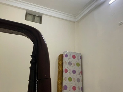 Nhà 2 tầng mới, lối đi riêng biệt  mỗi tầng 20m2 . Tổng DT: 40m 2