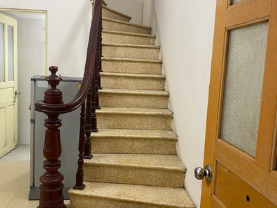Nhà 2 tầng mới, lối đi riêng biệt  mỗi tầng 20m2 . Tổng DT: 40m 8