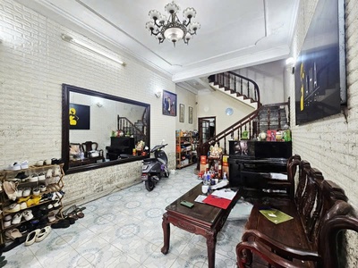 Bán nhà phố nguyễn khang ở kinh doanh ngõ thông ô tô 7 chỗ vào nhà giá 18 tỷ 0