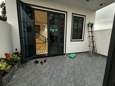 Bán nhà 2 tầng độc lập   sân cổng   2 mặt ngõ tại quỳnh hoàng, nam sơn 2