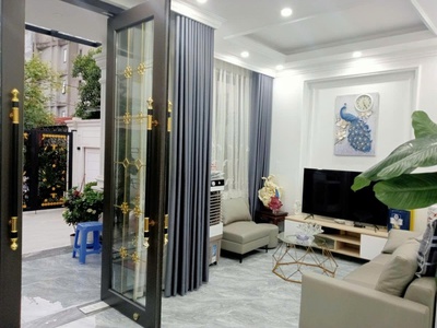 Long biên bán biệt thự mini sân vườn - vị trí trung tâm - 3 thoáng 4