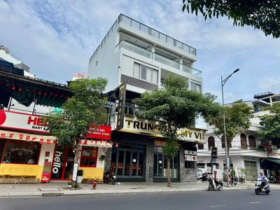 Bán căn góc 3 mặt tiền gần biển nha trang   4 tầng có thang máy, cho thuê 70tr/tháng  siêu vị trí 0