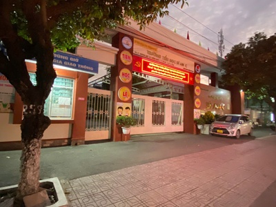 Nhà lau mặt tiền đường thông phan đăng lưu dĩ an, đối diện trường mầm non, sân ô tô dài. 1