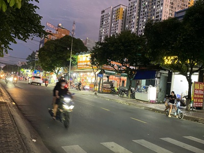 Nhà lau mặt tiền đường thông phan đăng lưu dĩ an, đối diện trường mầm non, sân ô tô dài. 4
