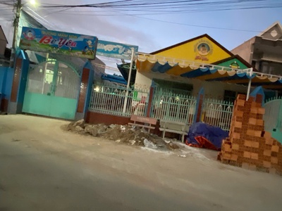 Nhà lau mặt tiền đường thông phan đăng lưu dĩ an, đối diện trường mầm non, sân ô tô dài. 3