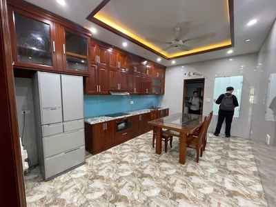 Cho thuê tòa nhà mặt phố Văn Cao, DT: 90m2, 8 ngủ khép kín. 4