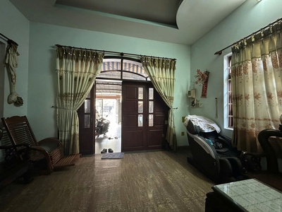 Bán nhà mặt tiền dương công khi, hóc môn. dt 200m2, 3 tầng, 6pn. sổ hồng, giá 15 tỷ. 0