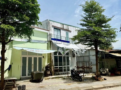 Bán nhà 2 mặt tiền đường hoàng thị loan  đoạn dưới chân cầu ngã 3 huế 0