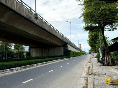 Bán nhà 2 mặt tiền đường hoàng thị loan  đoạn dưới chân cầu ngã 3 huế 2