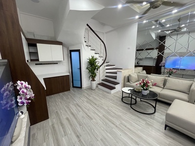 Võ chí công 30m x5 tầng 8,8 tỷ ngõ rộng,sát phố,thông tứ tung 0
