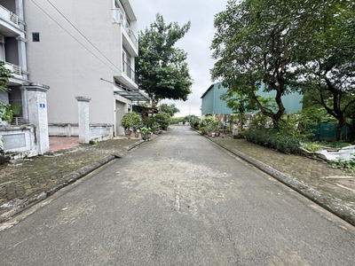 Cần bán 80m2 đất TĐC Kiêu Kỵ, cách 20m ra vườn hoa to, cách 500m ra chợ Cầu Chùa 2