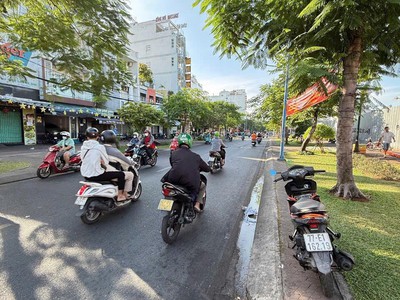Bán nhà hẻm xe hơi 236 nguyễn thái bình, khu k300, tân bình  5x18m 2