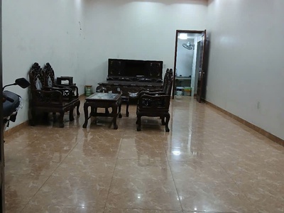 Cho thuê tầng 1 nhà mặt đường Hùng Vương , Sở Dầu . Vỉa hè rộng . Phù hợp làm văn phòng , kinh doanh 1