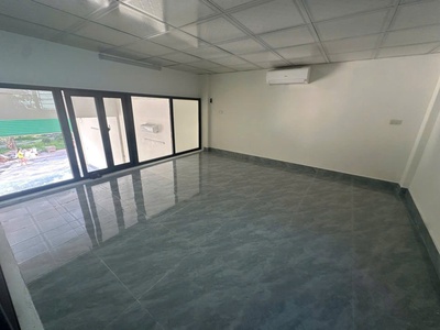 Bán nhà 84m2 mặt đường bờ kênh hà huy tập   đối diện công viên 1