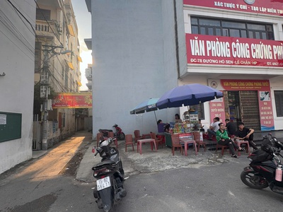 Mặt đường Hồ Sen - 32,7m2 - ngang 5,54 cực hiếm - vuông vắn - cạnh ngõ - giá cực tốt 259 tr/m2 3