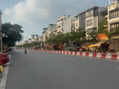 Mặt đường Hồ Sen - 32,7m2 - ngang 5,54 cực hiếm - vuông vắn - cạnh ngõ - giá cực tốt 259 tr/m2 4