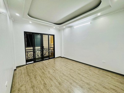 Bán nhà mới phố đại la 40m2  5 tầng thang máy  50m ra mặt phố 9.3tỷ 2