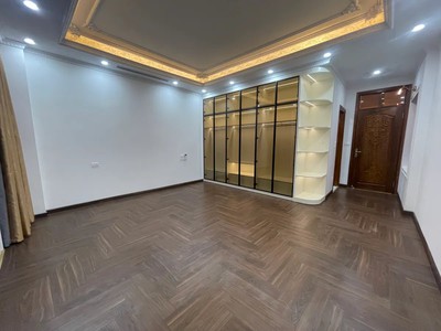 Bán nhà gara 2 ô tô, phố nguyễn văn linh, 98m2 7t, mt 5,1m, hàng xóm vinhomes. nhỉnh 2x tỷ 3