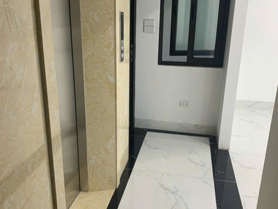 Cho thuê nhà mới , thang máy,vỉa hè, 121m2- 4t, hoàng quốc việt 43 tr 0