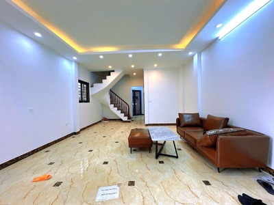 Bán nhà phố hoàng quốc việt 51m2 x 5 tầng, ô tô đỗ cửa, sổ đỏ chính chủ, 20.x tỷ 2