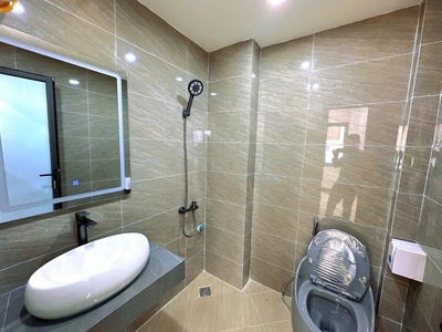Bán nhà hoàng quốc việt, 55m2 x 5 tầng, thang máy. ô tô vào nhà, 20.x tỷ 2