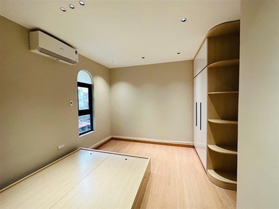 Tập thể tầng 2  đường hoàng quốc việt 75m 2 ngủ giá 4,25 tỷ,full nội thất 2