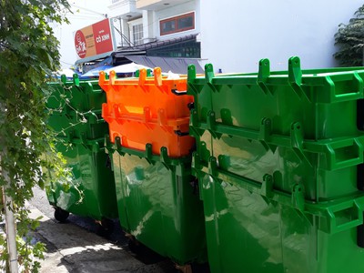 Giữ môi trường xanh sạch với xe gom rác 660 lít chất lượng cao 2