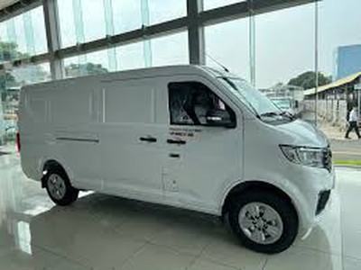 Xe Van đi trong phố Thaco TF480 chở 2 người, 5 người 2