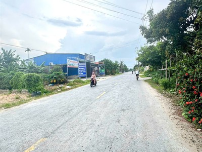 Mặt đường 402   lô đẹp 87m  có nhà cấp 4   cách 353 chỉ vài trăm mét   giá 3.2 tỷ   zalo 0567 222 3