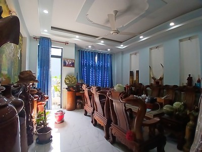 Bán siêu phầm 4 tầng,có thang máy đức,đường 14m,gần đhqg tphcm 1